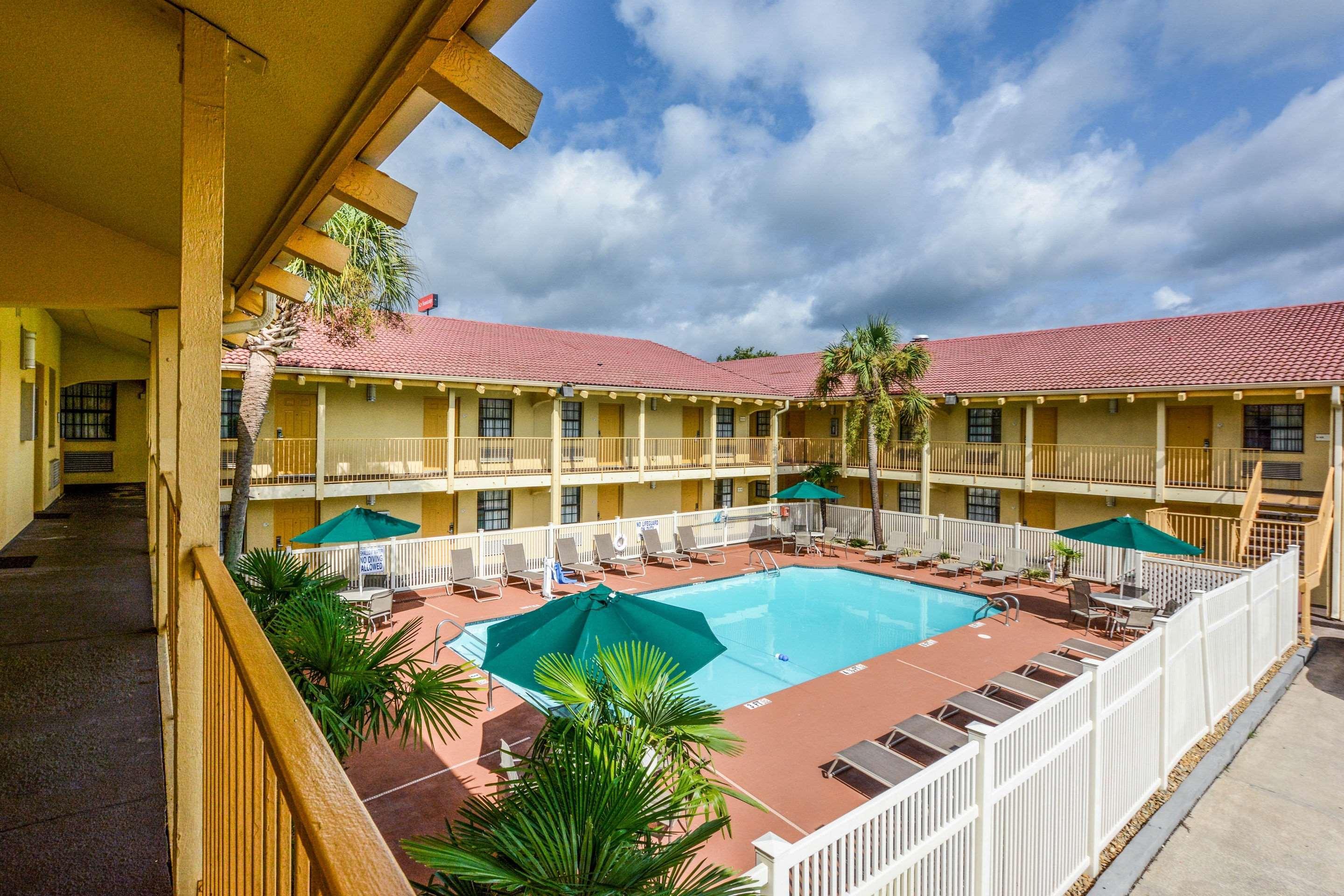 Quality Inn & Suites North Charleston - Ashley Phosphate Экстерьер фото