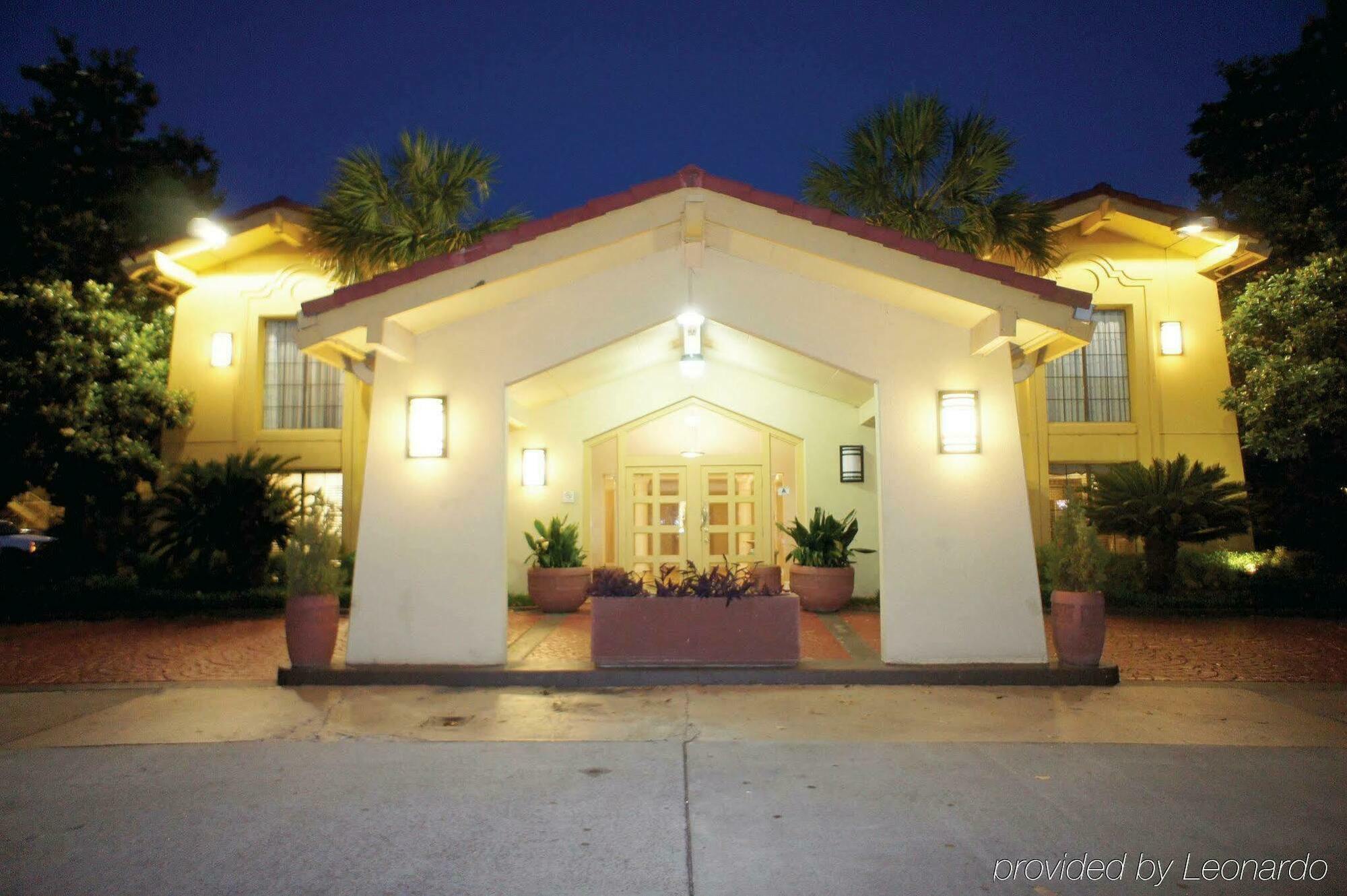 Quality Inn & Suites North Charleston - Ashley Phosphate Экстерьер фото